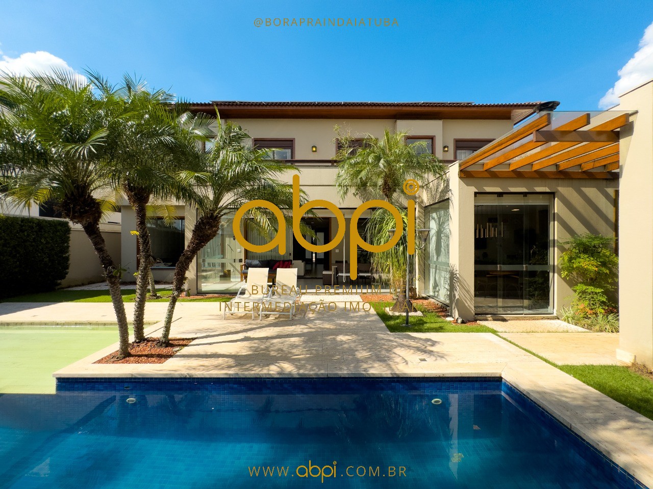 Luxuosa mansão de 5 quartos e 5 suítes no Jardim Maison Du Parc em Indaiatuba-SP, com 3 salas, 5 banheiros, 6 vagas e 500m²!