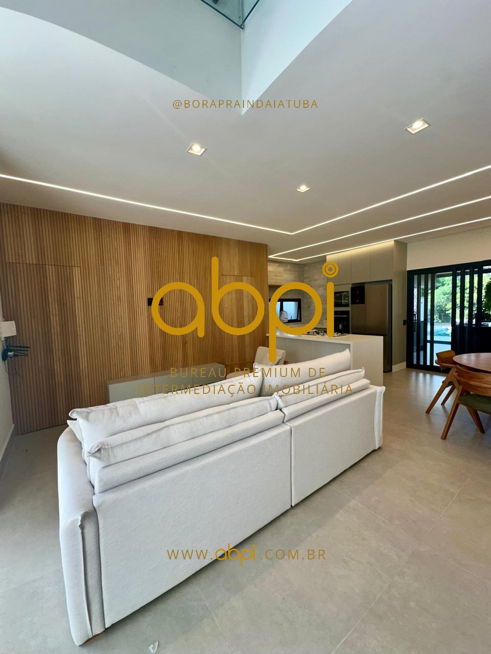 Venda de Casa em Condomínio de Alto Padrão em Indaiatuba-SP - 3 suítes, 2 salas, 3 banheiros, 2 vagas - 250m²!
