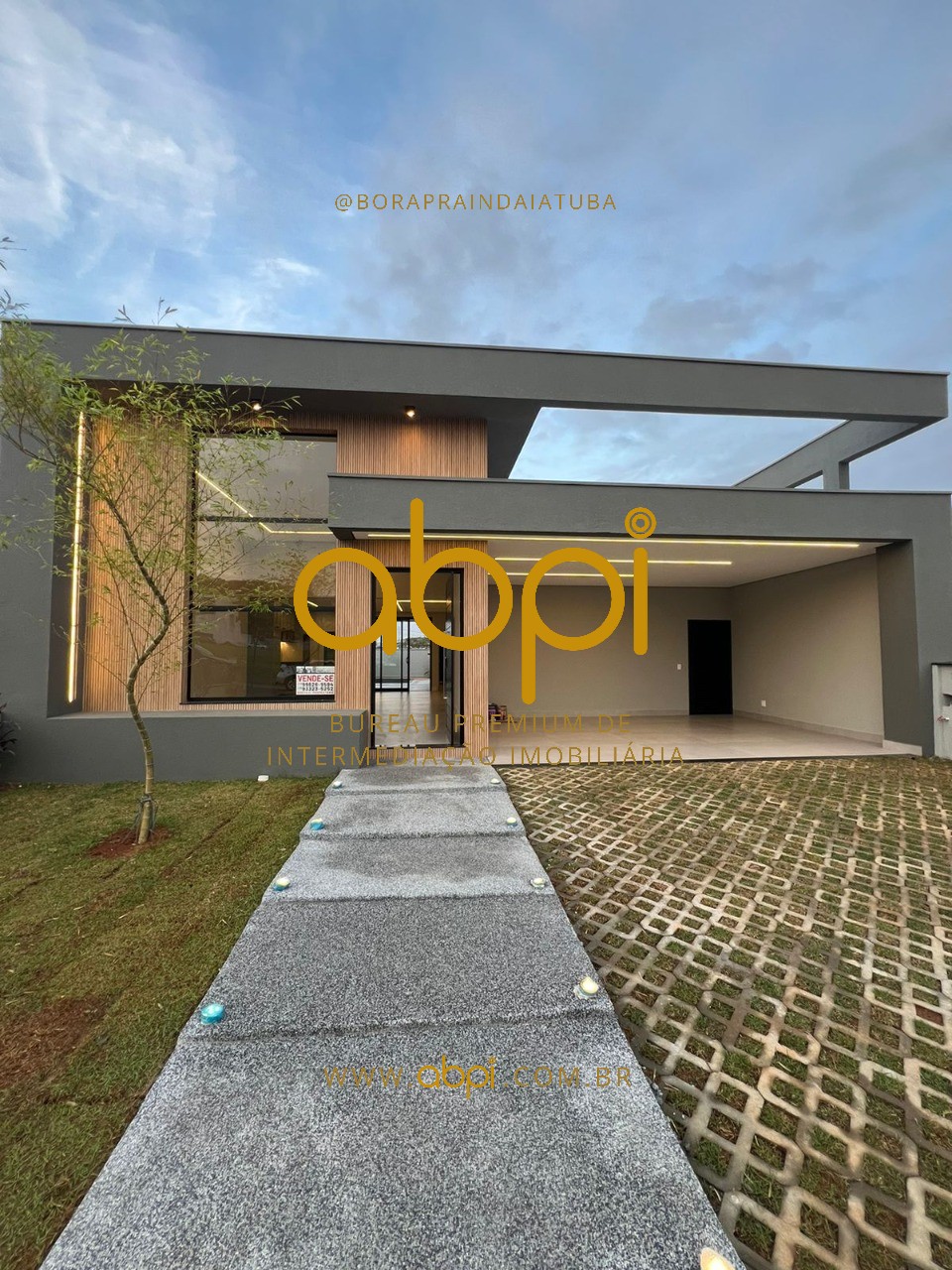 Casa de luxo em condomínio, 3 quartos, 3 suítes, 2 salas, 3 banheiros, 4 vagas de garagem, 225m² - Indaiatuba-SP, Jardim Villa Sapezal.