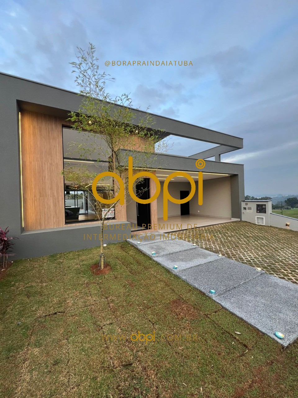Casa de luxo em condomínio, 3 quartos, 3 suítes, 2 salas, 3 banheiros, 4 vagas de garagem, 225m² - Indaiatuba-SP, Jardim Villa Sapezal.