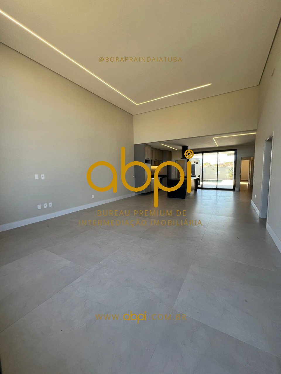 Casa de luxo em condomínio, 3 quartos, 3 suítes, 2 salas, 3 banheiros, 4 vagas de garagem, 225m² - Indaiatuba-SP, Jardim Villa Sapezal.