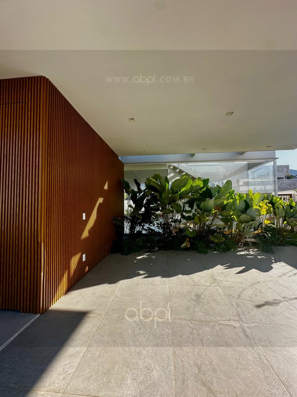 Residencial London Park: Casa ampla e bem iluminada, chique e aconchegante em Condomínio com 3 Suítes, Piscina e 4 Vagas em Indaiatuba-SP -  ABPI