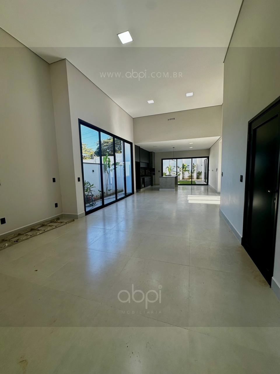 Casa em Condomínio de Luxo em Indaiatuba-SP: 3 Quartos, 2 Suítes, 2 Salas e 4 Vagas de Garagem!