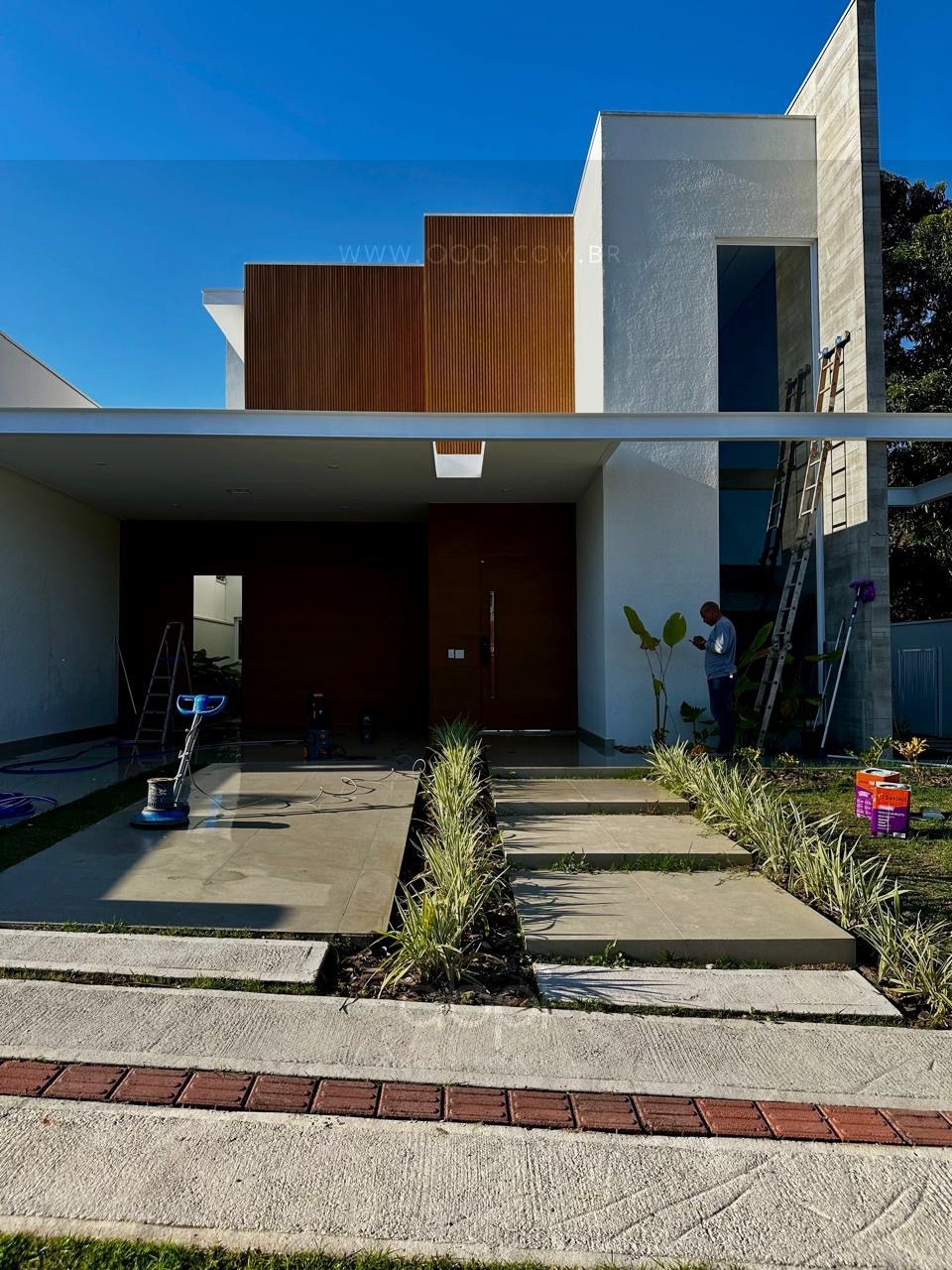 Casa linda e moderna, de alto padrão em condomínio: 3 suítes, vista verde e quintal com piscina em Indaiatuba-SP, Residencial London Park. ABPI