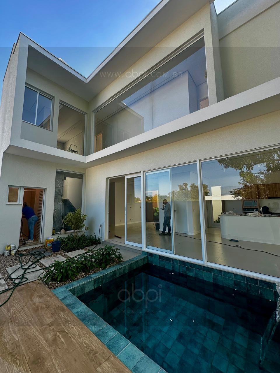 Casa linda e moderna, de alto padrão em condomínio: 3 suítes, vista verde e quintal com piscina em Indaiatuba-SP, Residencial London Park. ABPI