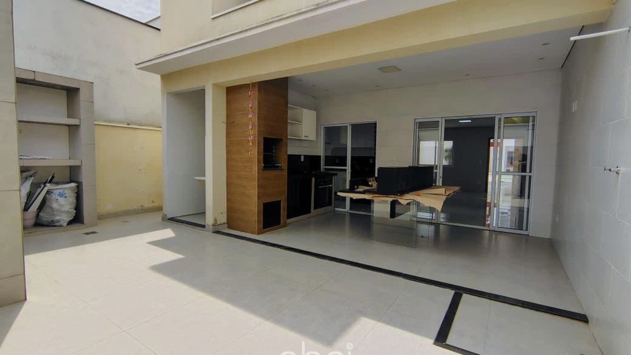 Casa ampla e bem iluminada a venda em Condomínio Park Real - 3 Suítes, 2 Salas, 4 Banheiros - R$ 998.000,00, segurança 24h, lazer e diversão, ABPI
