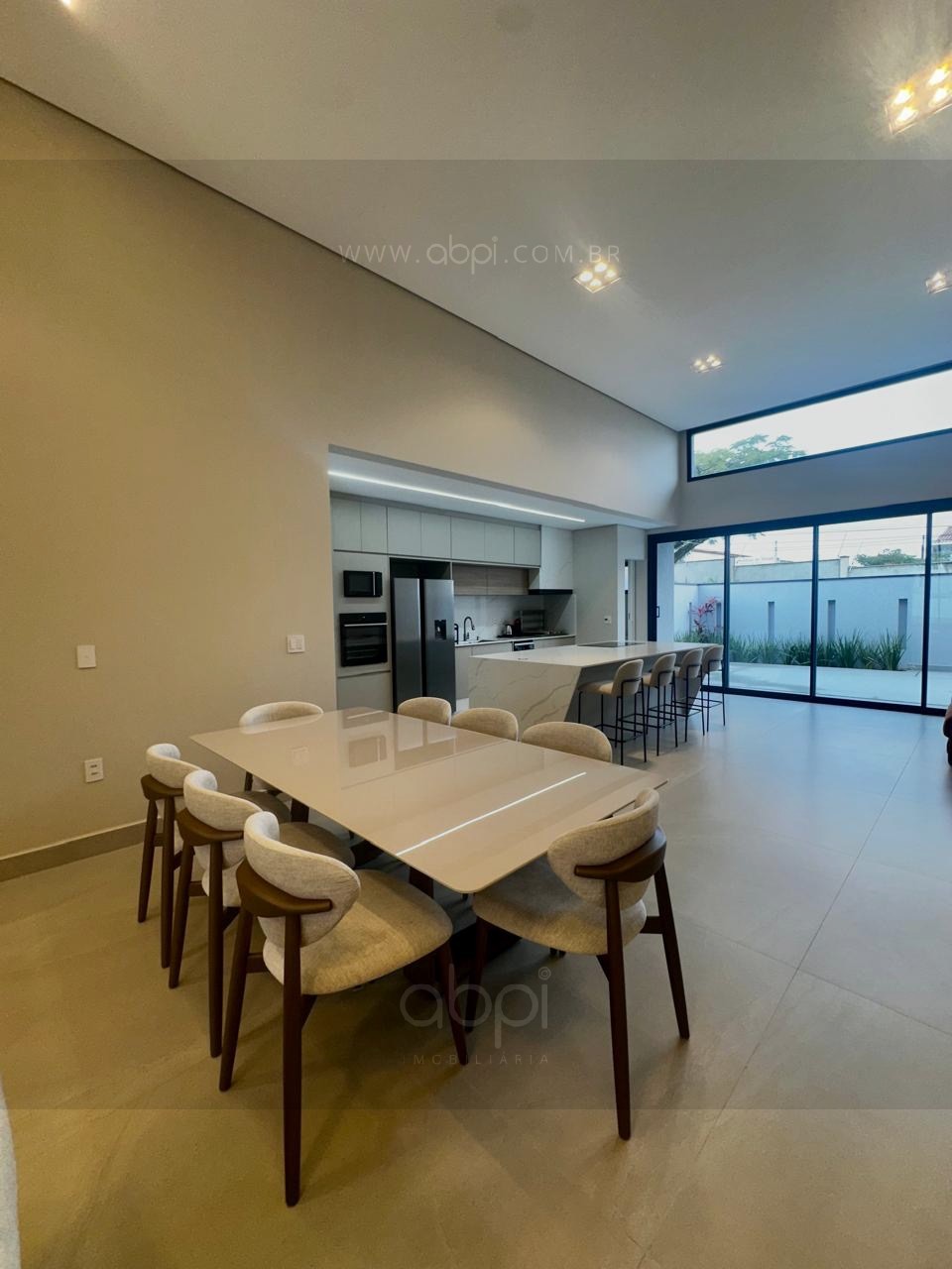 Casa completa de luxo em condomínio: 3 quartos, 3 suítes, piscina e muito mais! Indaiatuba-SP, Jardim Villa Sapezal. 4 vagas. Terreno 360m². ABPI
