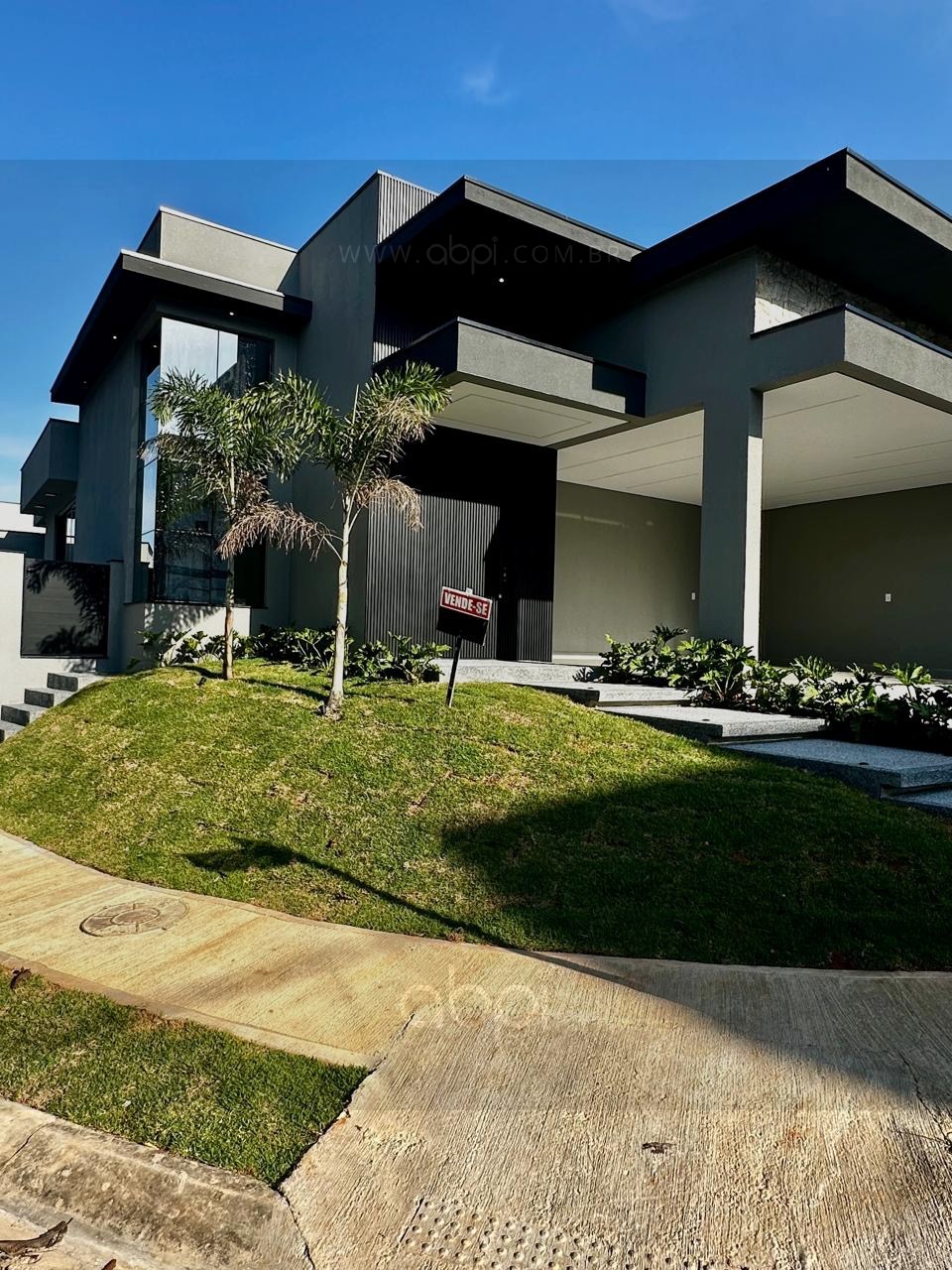 Casa de Alto Padrão no Park Gran Reserve Indaiatuba-SP: 3 suítes, 4 vagas, piscina e vista para a mata! Casa super bem iluminada! Venha conferir! ABPI