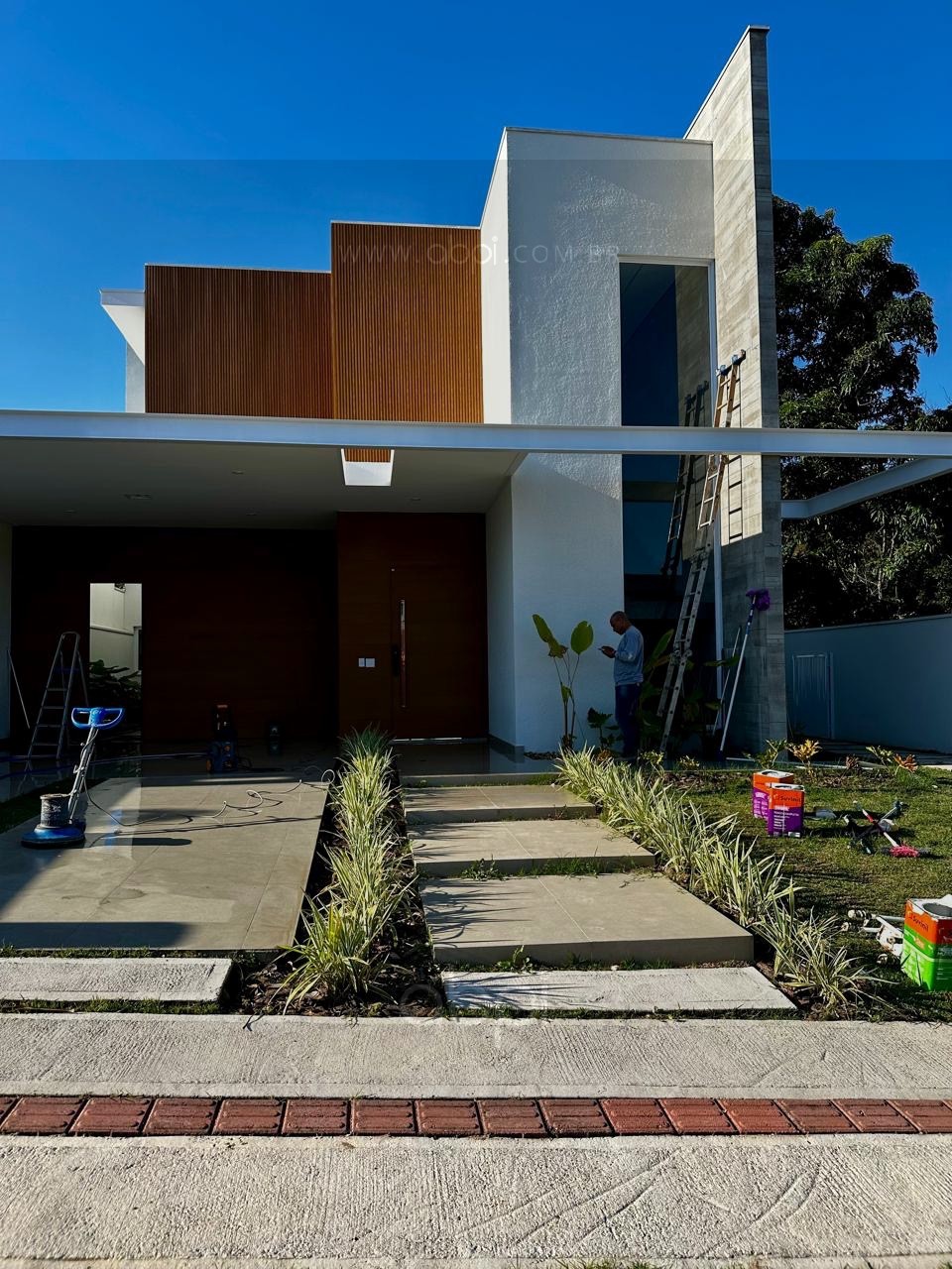 Casa linda e moderna, de alto padrão em condomínio: 3 suítes, vista verde e quintal com piscina em Indaiatuba-SP, Residencial London Park. ABPI