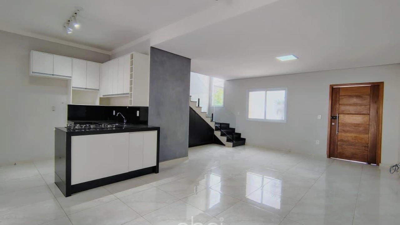 Casa ampla e bem iluminada a venda em Condomínio Park Real - 3 Suítes, 2 Salas, 4 Banheiros - R$ 998.000,00, segurança 24h, lazer e diversão, ABPI