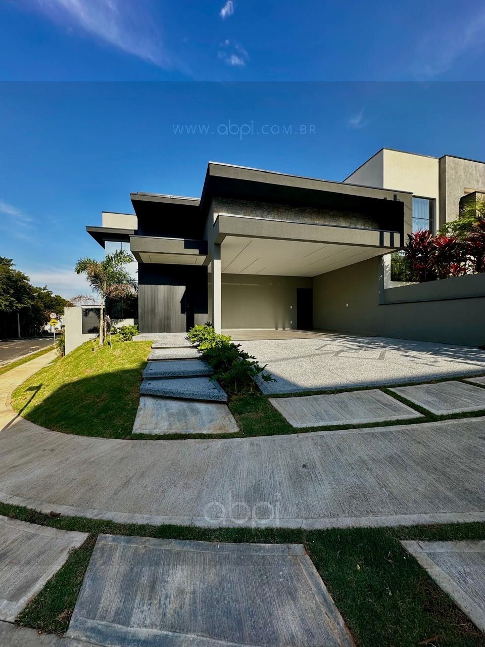 Casa de Alto Padrão no Park Gran Reserve Indaiatuba-SP: 3 suítes, 4 vagas, piscina e vista para a mata! Casa super bem iluminada! Venha conferir! ABPI