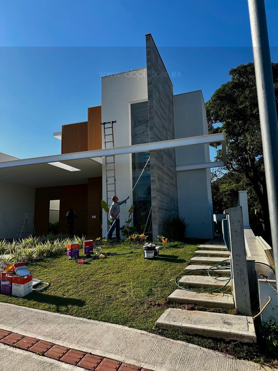 Casa linda e moderna, de alto padrão em condomínio: 3 suítes, vista verde e quintal com piscina em Indaiatuba-SP, Residencial London Park. ABPI