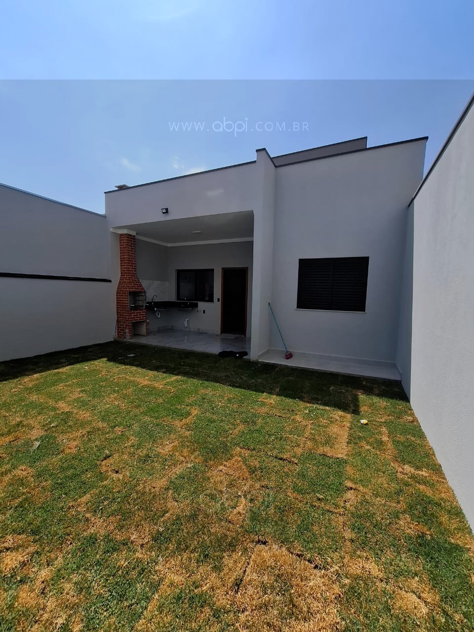 Casa à venda no Smart City, Parque Barnabé: 2 quartos, 2 salas, 1 banheiro, 2 vagas de garagem, 110m². Aceita financiamento. Excelente negócio! ABPI