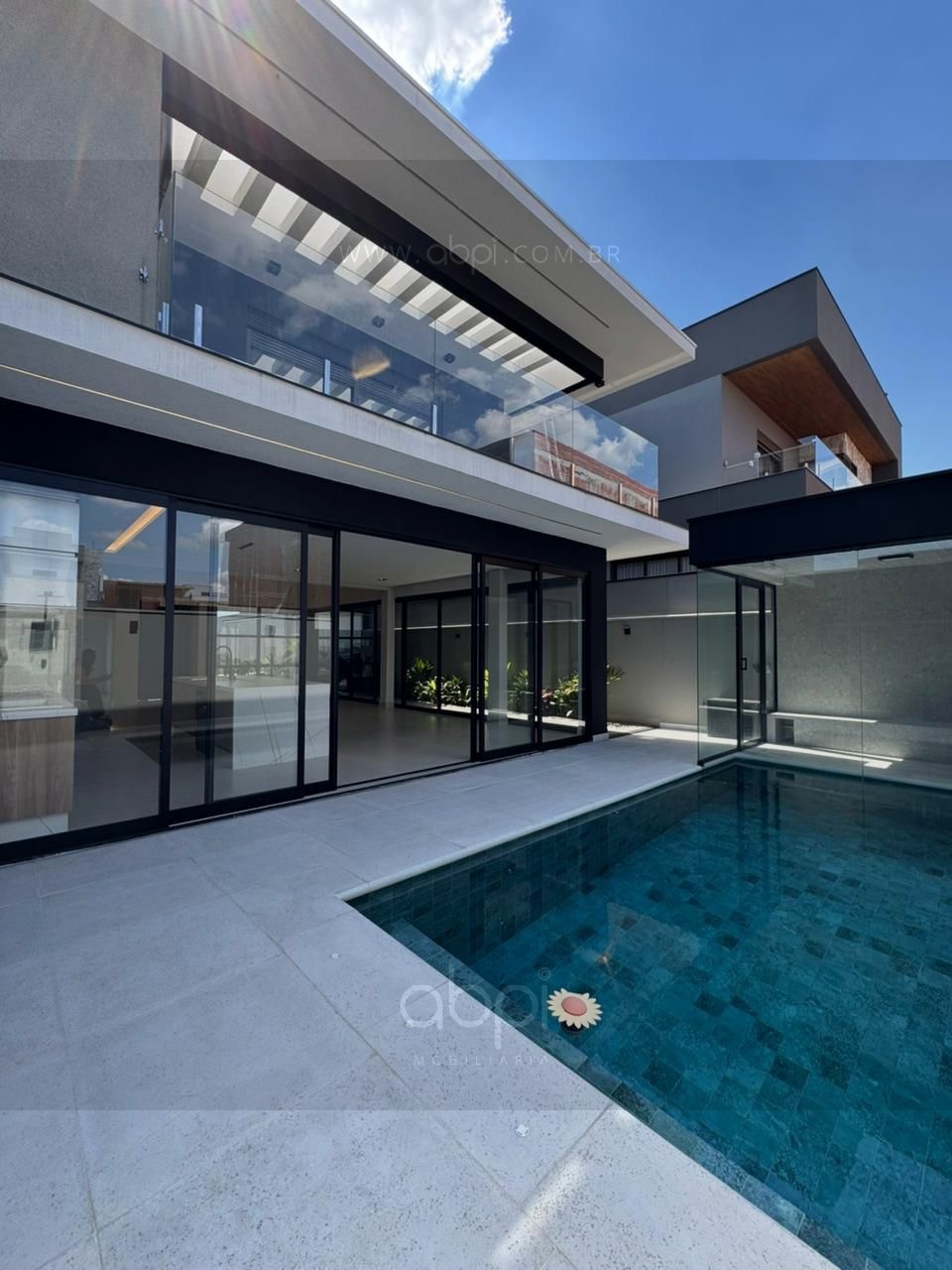 Imóvel de luxo no Jardim Maria Cândida: Casa com 4 suítes, piscina, sauna e energia solar por R$ 2.850.000,00! Condomínio com lazer completo! ABPI