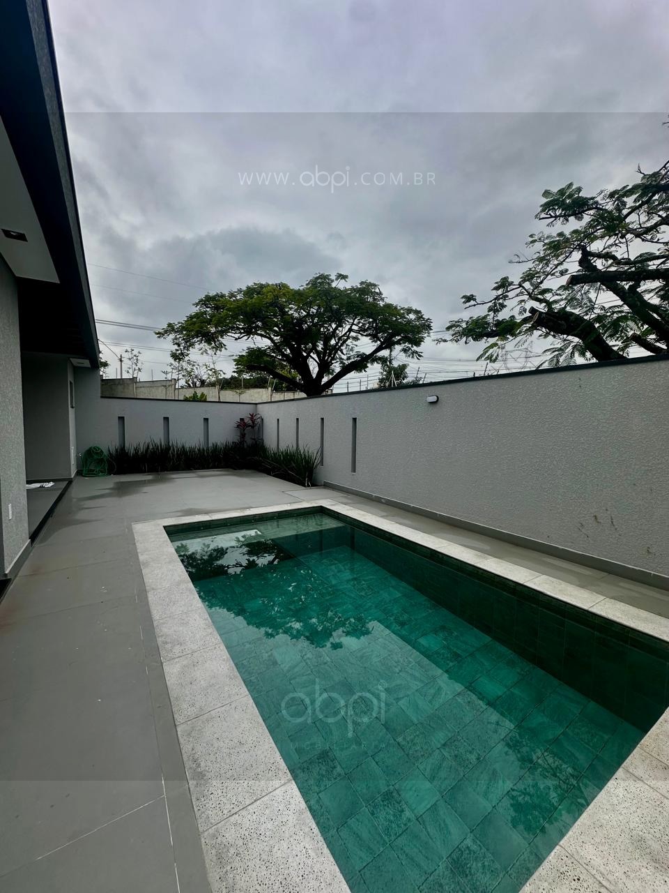 Casa de luxo no condomínio Sapezal, Indaiatuba-SP: 3 suítes, piscina e paisagismo por R$2.290.000! Paisagismo! Lazer e segurança completa! ABPI