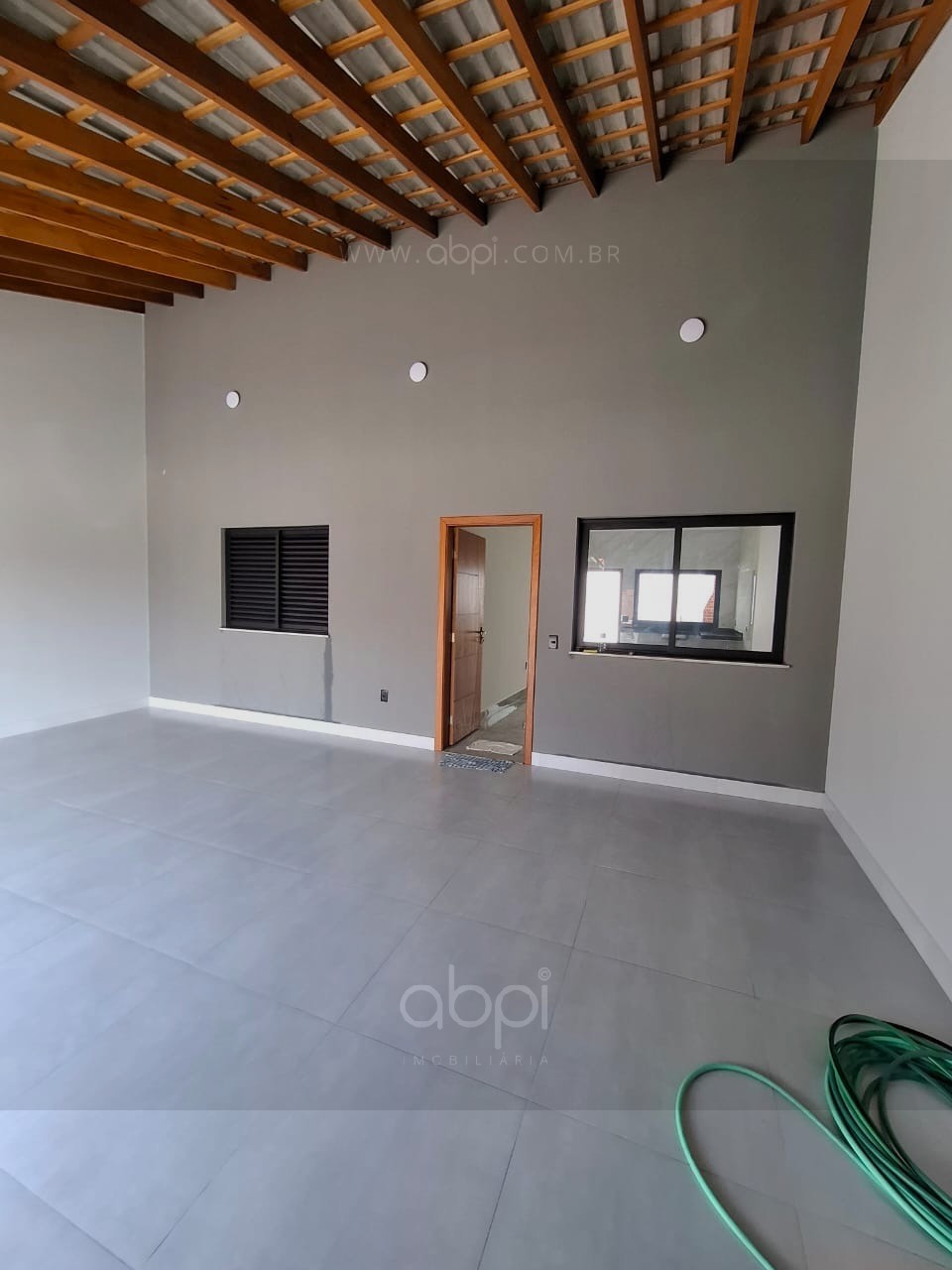 Casa à venda no Smart City, Parque Barnabé: 2 quartos, 2 salas, 1 banheiro, 2 vagas de garagem, 110m². Aceita financiamento. Excelente negócio! ABPI