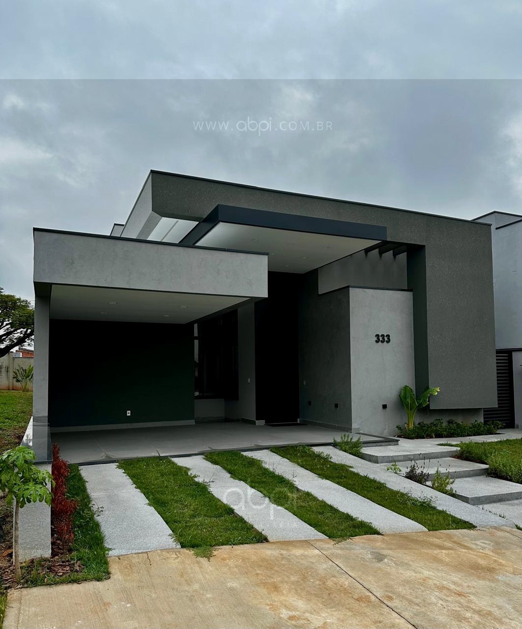Casa de luxo no condomínio Sapezal, Indaiatuba-SP: 3 suítes, piscina e paisagismo por R$2.290.000! Paisagismo! Lazer e segurança completa! ABPI