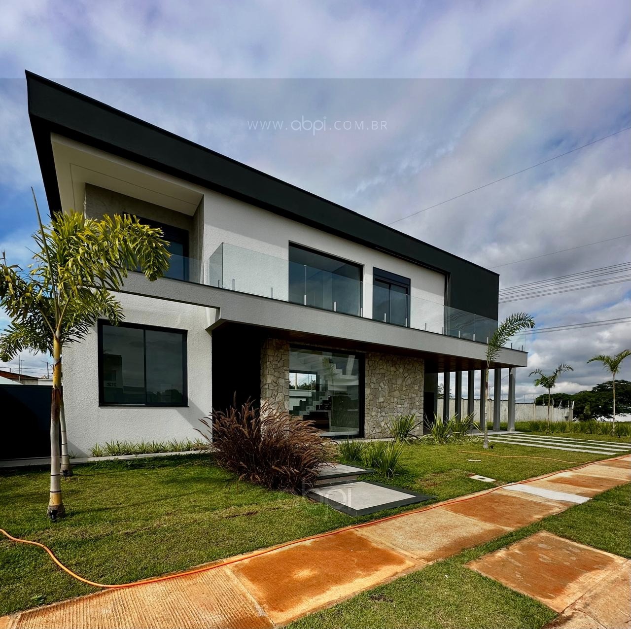 Imperdível: Casa em condomínio à venda em Indaiatuba-SP, no Jardim Villa Sapezal. 3 quartos, 3 suítes, 3 salas, 4 banheiros, 2 vagas de garagem, 230m².