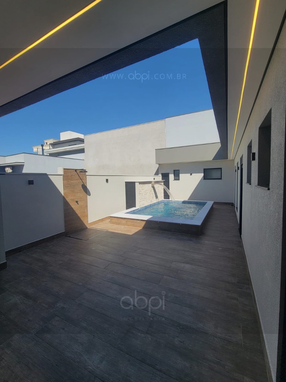 Casa de Luxo no Condomínio Jardim Piemonte: 3 Suítes, Área Gourmet e Móveis Planejados! Segurança e lazer completo, ótima localização, ideal,  ABPI