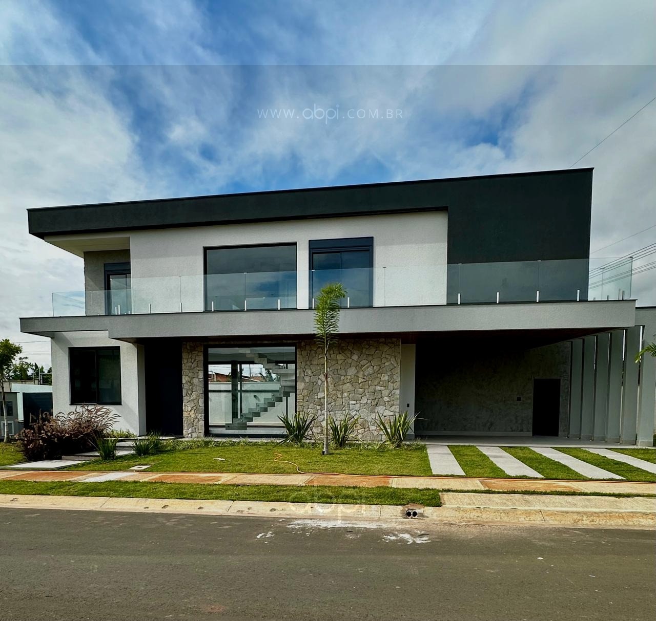 Imperdível: Casa em condomínio à venda em Indaiatuba-SP, no Jardim Villa Sapezal. 3 quartos, 3 suítes, 3 salas, 4 banheiros, 2 vagas de garagem, 230m².