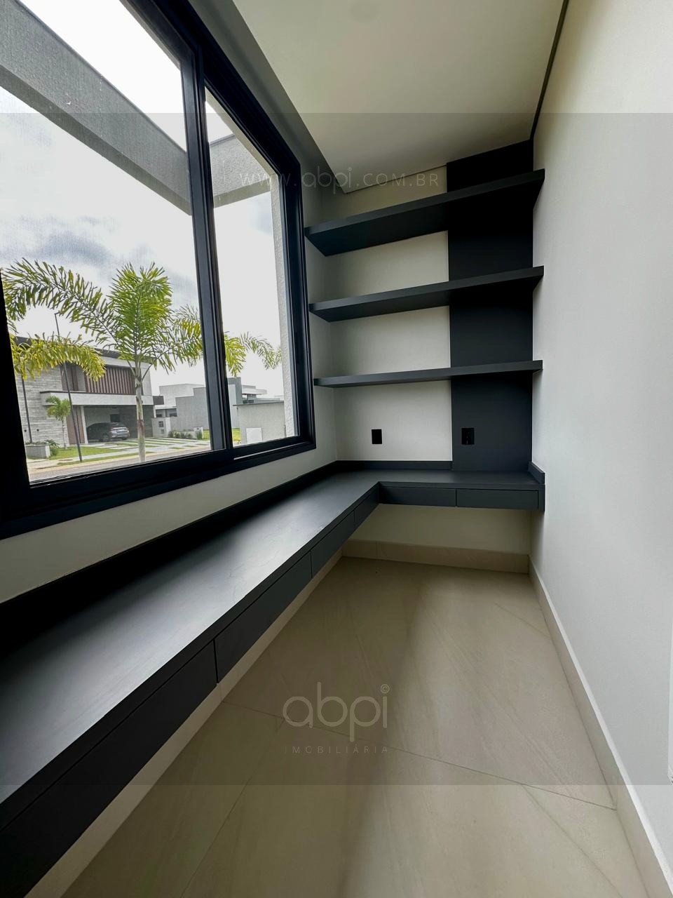 Imperdível: Casa em condomínio à venda em Indaiatuba-SP, no Jardim Villa Sapezal. 3 quartos, 3 suítes, 3 salas, 4 banheiros, 2 vagas de garagem, 230m².