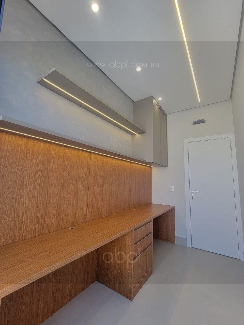 Casa de Luxo no Condomínio Jardim Piemonte: 3 Suítes, Área Gourmet e Móveis Planejados! Segurança e lazer completo, ótima localização, ideal,  ABPI