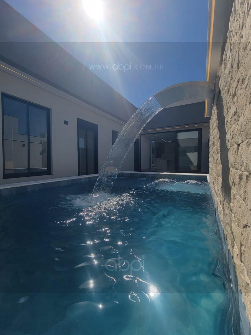 Casa de Luxo no Condomínio Jardim Piemonte: 3 Suítes, Área Gourmet e Móveis Planejados! Segurança e lazer completo, ótima localização, ideal,  ABPI