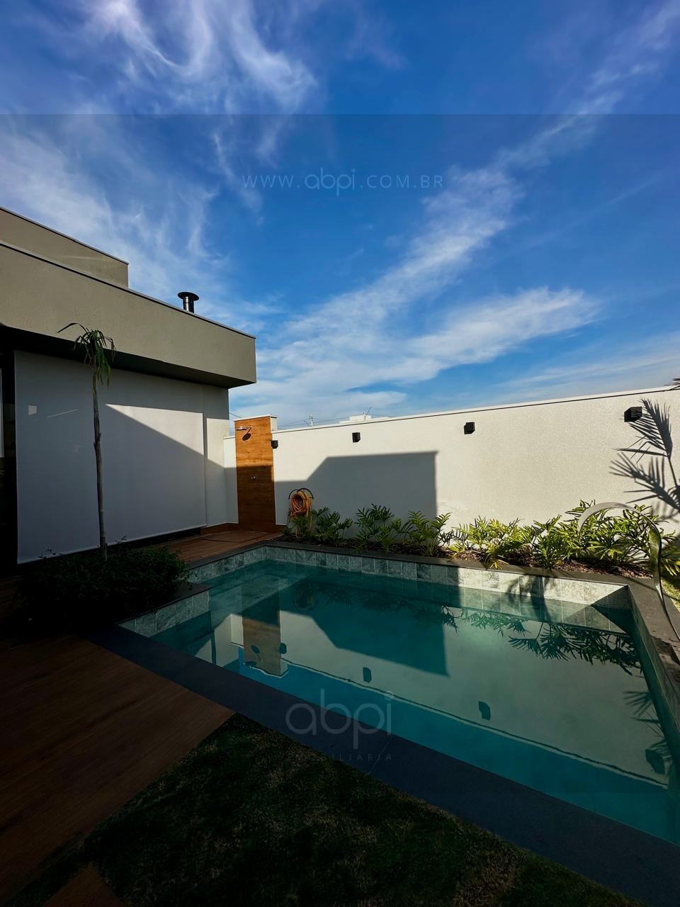 Casa de Luxo à Venda no Condomínio Park Vista Real em Indaiatuba-SP: 3 Suítes, Piscina com ducha, escritório e mais, muito mais! ABPI