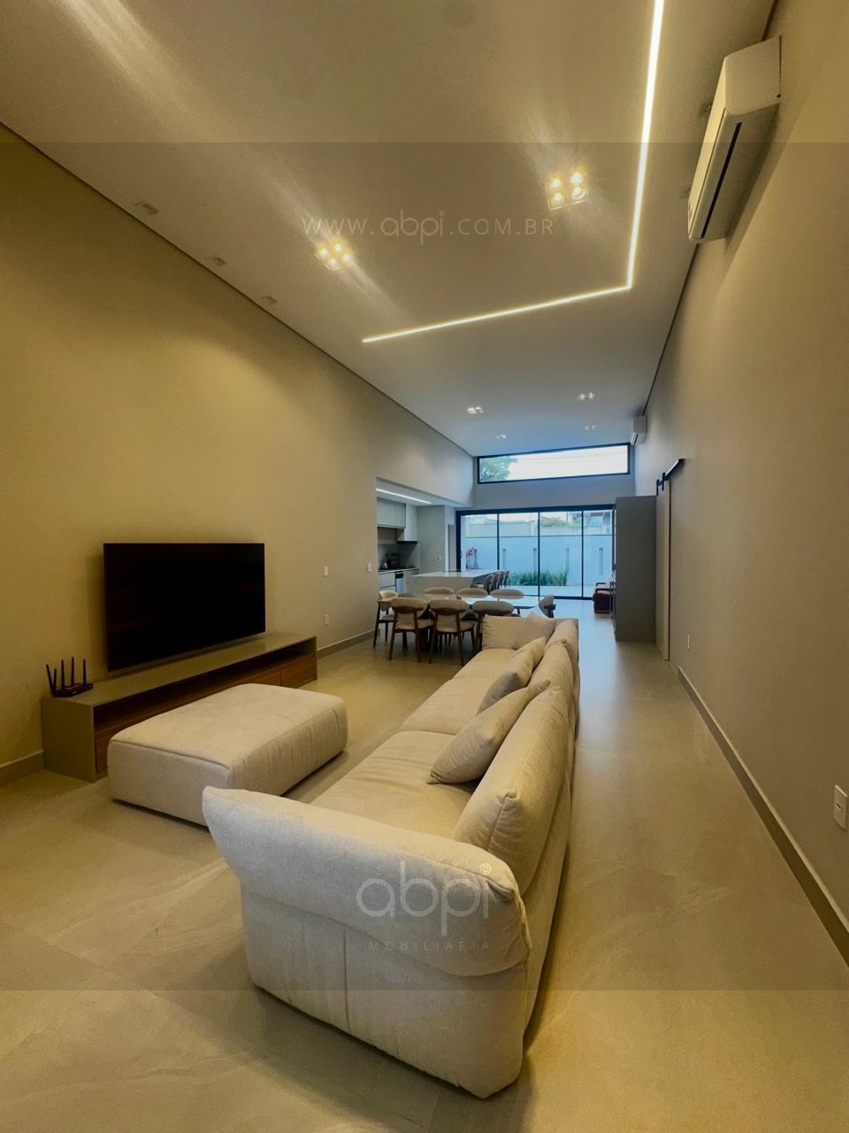 Casa de luxo no condomínio Sapezal, Indaiatuba-SP: 3 suítes, piscina e paisagismo por R$2.290.000! Paisagismo! Lazer e segurança completa! ABPI