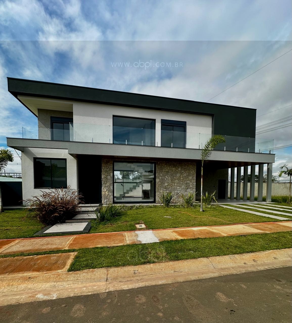 Imperdível: Casa em condomínio à venda em Indaiatuba-SP, no Jardim Villa Sapezal. 3 quartos, 3 suítes, 3 salas, 4 banheiros, 2 vagas de garagem, 230m².