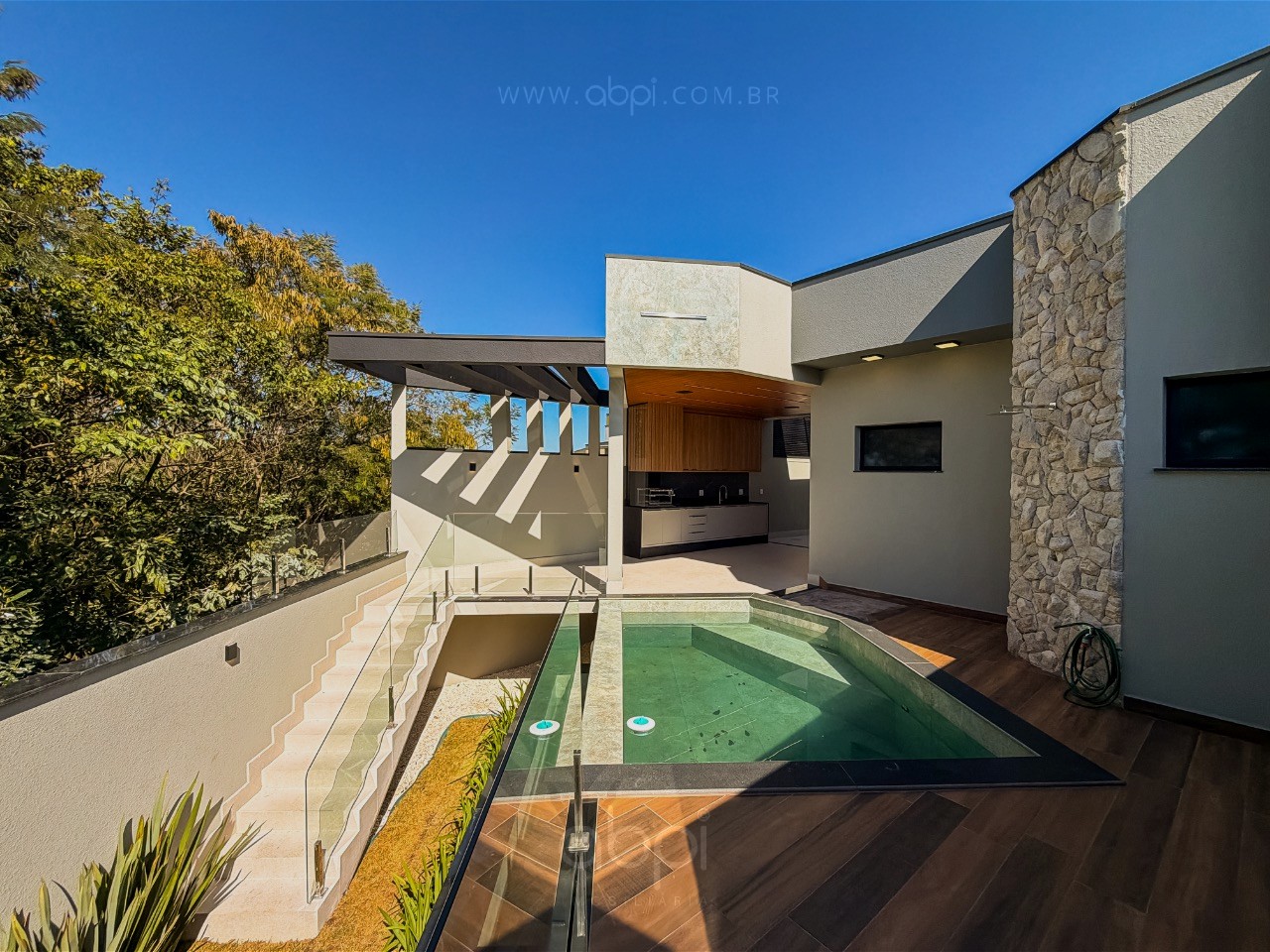 Imperdível: Casa de alto padrão no Park Gran Reserve, Indaiatuba-SP. 3 suítes, área gourmet, piscina aquecida e muito mais por R$1.930.000,00! ABPI