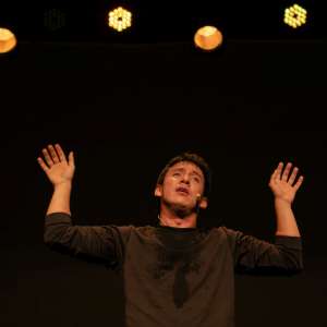 Mistero Buffo/Dario Fo 100 anos, Com Douglas Kodi, direção de Lucas Comastri