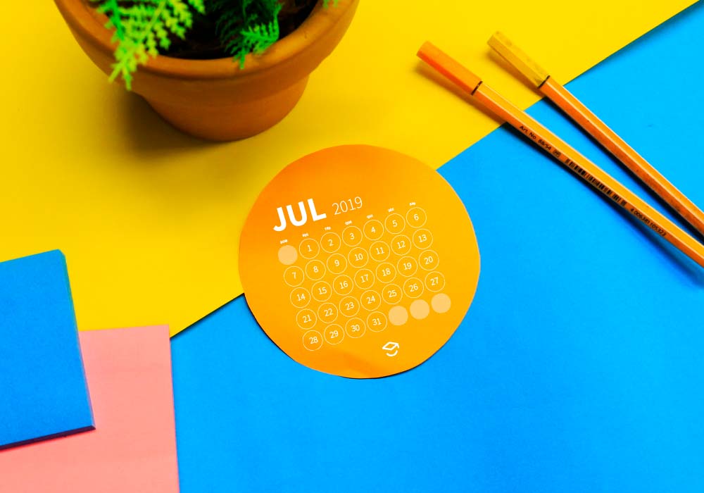 Mesa com calendário para estudar