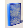 <p>Sandra Cinto (1968) - O livro dos mares e das estrelas esquecidas volume VII - caneta permanente sobre MDF, - 22 x 13 x 4 cm objeto assinada no verso - 2010 - impressão sobre tecido 35,5 x 24,5 x 5,5 cm box </p> <p>Sandra Cinto (1968) - O livro dos mares e das estrelas esquecidas volume VII - caneta permanente sobre MDF, - 22 x 13 x 4 cm objeto assinada no verso - 2010 - impressão sobre tecido 35,5 x 24,5 x 5,5 cm box </p>