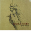Victor Meirelles - Novas leituras - por Lourdes Rossetto - Este projeto, idealizado pelo Museu Victor Meirelles, consiste na catalogação da obra completa do artista Victor Meirelles, de todas as suas criações e produção intelectual. Além da pesquisa visual, histórica e crítica, específica sobre os acervos reunidos, tanto em coleções públicas como particulares, no Brasil e no exterior, o projeto desenvolve ações de levantamento, pesquisa documental, reprodução fotográfica dos documentos escritos e iconográficos pesquisados. O certo é que muitas dessas coleções são pouco conhecidas e/ou estudadas e, em sua maioria, não estão disponíveis à consulta e à pesquisa, e sua falta é constatada pelo público: estudantes, investigadores, professores, estudiosos, etc. O resultado dessa catalogação agora é revelado ao público, para que possa [re]conhecer um dos mais importantes artistas brasileiros. O amplo conhecimento do legado de Victor Meirelles possibilitará o debate e a formulação de novas leituras da vida e da obra desse artista, contribuindo também para sua preservação. 240 páginas - 22 x 22 cm