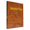 Antonio Dias - Por Antonio Dias - Obra que documenta uma mostra antológica de Antonio Dias que percorreu museus de cidades brasileiras e esteve em Lisboa, entre 1999 e 2001. Ao lado de imagens esclarecedoras, um ensaio do crítico Paulo Herkenhoff situa a singularidade do artista no contexto internacional e apresenta as dimensões poética e política de sua obra. Livro em capa dura com sobrecapa - 144 páginas - Formato 27 x 25 cm