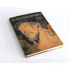 O Aleijadinho de Germain Bazin oferece uma visão profunda da vida e obra de Antônio Francisco Lisboa, conhecido como Aleijadinho. A obra explora não apenas suas criações artísticas, mas também a luta e a resistência que ele enfrentou, incluindo a lepra que deformou suas mãos. Bazin narra a história de Aleijadinho como um símbolo de resistência e dignidade, destacando a beleza que pode surgir da dor. O livro é uma reflexão sobre a superação e a arte como forma de libertação, e é frequentemente elogiado por sua capacidade de provocar uma identificação com o artista e refletir sobre as limitações e anseios do leitor. <br />347 Páginas