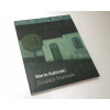 Mario Rubinski- O Espaço Imantado oferece uma visão detalhada da obra do artista, incluindo mais de uma centena de suas pinturas, desenhos e estudos ao longo de seis décadas. A obra é uma contribuição significativa para o catálogo-livro sobre Rubinski, que busca redimensionar sua poética construtiva e contextualizar sua inscrição artística nas coordenadas históricas da modernidade estética brasileira. O livro é uma obra de arte que reflete a profundidade e a complexidade da obra de Rubinski, permitindo que os leitores explorem a evolução de sua arte e a forma como ela aborda a paisagem e a natureza habitada pelo homem. 178 Páginas.