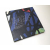 Artistas da Tapeçaria Moderna de Alejandra Muñoz é uma obra que explora a tapeçaria moderna, apresentando obras de artistas como Genaro de Carvalho, Jacquez Douchez e Jean Gillon. A publicação é uma celebração da memória nacional e da brasilidade moderna artística da tapeçaria, com um acervo belissimamente ilustrado que inclui tapeçarias, pinturas, desenhos, estudos e cartões modelo. O livro é uma minuciosa cronologia que destaca a importância histórica e cultural da tapeçaria moderna, com fotos de época documentais e artísticas.163 Páginas