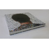 Vik Muniz - obra de Vik Muniz vem sendo examinada dos mais variados ângulos nos últimos anos, sobretudo a partir de uma noção de representação que contrapõe realidade e ilusão, cópia e original, contudo ainda não se destacou com a devida ênfase aquele que, a meu ver, é o seu procedimento decisivo: o registro fotográfico que se segue à construção plástica ? não por acaso seu livro autobiográfico se chama Reflex. O que pretendo examinar nesta comunicação é justamente o que está implicado em tal procedimento, observar como ele se organiza e por que ele se organiza em torno da fotografia. Livro Luxuoso.<br />Capa dura, formato 29x29cm, ilustrado, 299 páginas.<br />