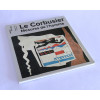 Le Corbusier. Os poucos edifícios que ele foi capaz de projetar durante a década de 1920, quando ele também passou a maior parte de sua pintando e escrevendo no tempo, trouxe-o para a linha de frente da arquitetura moderna, embora não tenha sido antes da Segunda Guerra Mundial que seus edifícios de época foram construídos, como a Unite d'Habitation em Marselha e a Igreja de Notre Dame du Haut. em Ronchamp. Livro amplamente ilustrado, capa dura com sobrecapa, 96 páginas, medidas: 31 x 25 cm.