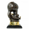 <p>Inos Corradin - Escultura em Bronze &ndash; Menina de Tran&ccedil;a - Assinado e numerado pelo artista. Acompanha Certificado de Autenticidade emitido pelo Artista. Medidas 19 x 12 x 10 cm</p>