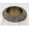 <p>Bowl circular confeccionado de colar indiano ricamente ornado em filigranas e base em latão dourado - 21 cm de diâmetro.</p>