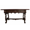 <p>Mesa escrivaninha lavrada em madeira nobre ao estilo das peças holandesas composta de tampo com laterais em acabamento dito peito de pombo, duas gavetas frontais emolduradas com puxadores de bronze e pernas de desenho de lira amarradas por trava central recortada - 98 cm de comprimento por 44 cm de largura e 94 cm de altura. Itália, Toscana, primeira metade do século XX.</p>