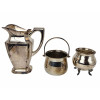 <p>Lote com 3 peças, sendo 1 porta balas de prata Sheridan, 1 pequeno balde de mesa com alça (apresenta pequena mossa no bojo), de metal prateado ARG 1000 e 1 jarra com alça, de metal prateado Meridional.</p>