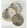 <p>3 salvas de metal prateado Sheffield Plate, circulares, com bordas recortadas - medindo 28, 28 e 21 cm diâm</p>