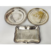 <p>Lote com 3 travessas de metal prateado, sendo 2 circulares (1 delas Wolff), com 29 e 27 cm diâm e 1 retangular Wolff - medindo 27 cm comp.</p>
