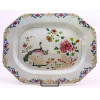 <p>Cia das Índias - D. João VI - Serviço dos Pavões - Travessa de cantos chanfrados em porcelana Cia das Índias, decoração em esmaltes Família Rosa, borda decorada com quatro ramos de flores, caldeira decorada com casal de pavões entre peônias e ramos. China. Dinastia Qing (1644 - 1911). Qianlong (1736-1795). 42 x 33 cm. Peças do mesmo serviço reproduzida à pág. 97 do Livro Louça da Aristocracia do Brasil, por Jenny Dreyfus.</p>
