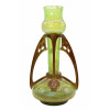 <p>Loetz, Pampas Pallme König - Garrafa de vidro iridiscente no estilo Decô, com 2 pegas laterais de metal decorado usando decoração na cor verde claro c/filetes - 32 altura - França início Séc. XX</p>