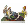 <p>Elegante grupo escultórico em porcelana esmaltada policromada, representando cena de inspiração mitológica romana, com 4 personagens ricamente modelados e vestes em delicada policromia, apoiados sobre base retangular ornamentada - 34 cm larg</p>
